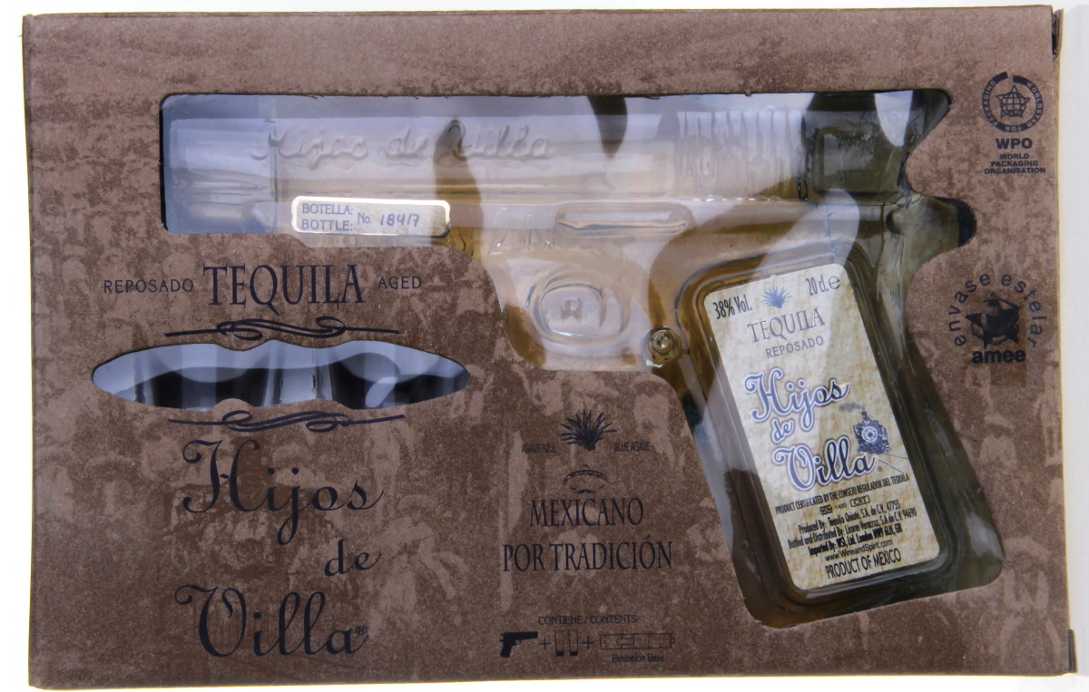 Hijos de Villa Reposado Tequila in Pistolenform mit 2 Shot-Gläsern